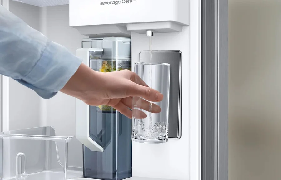 Beverage Center de un nevecón Samsung con dispensador de agua